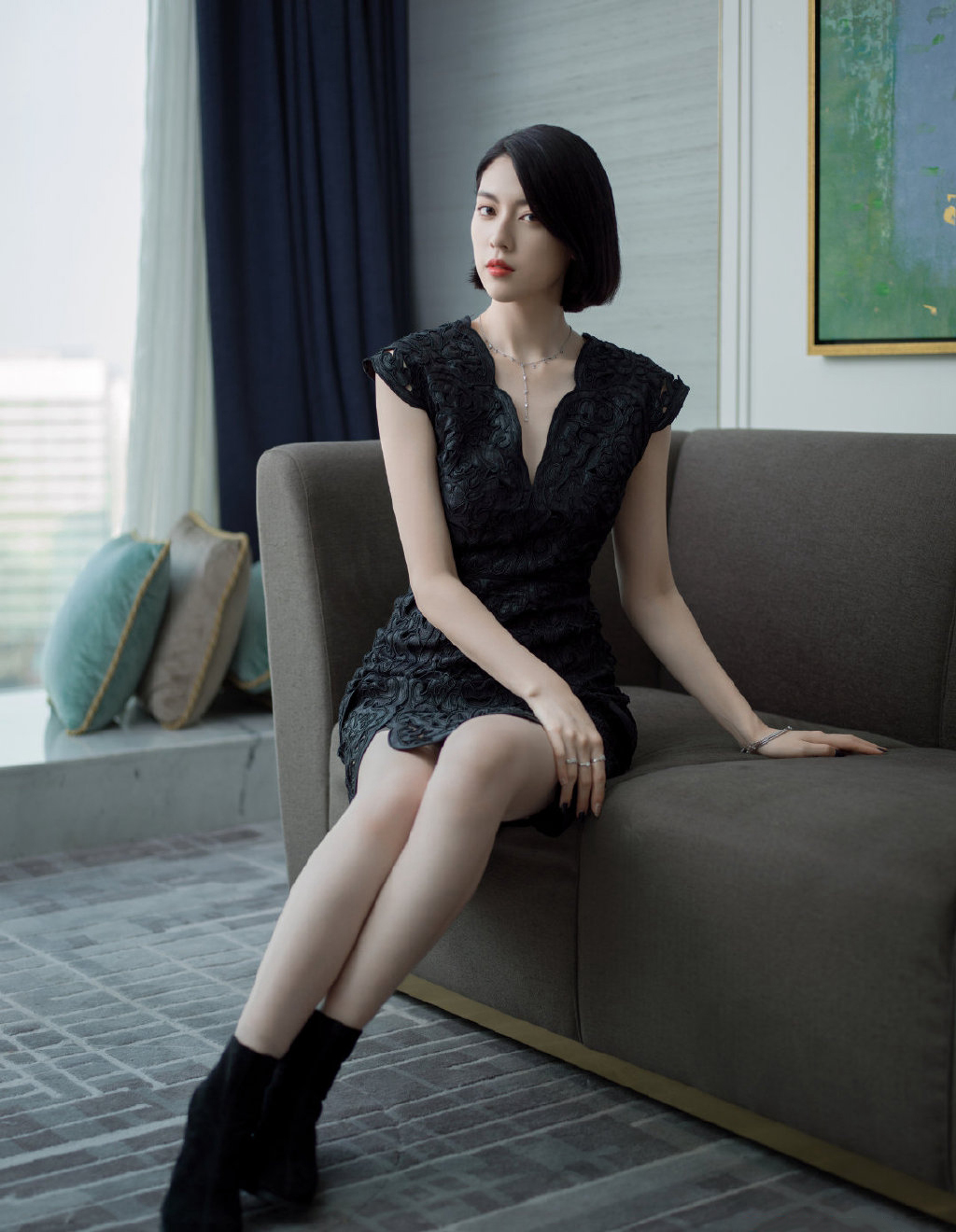 三吉彩花时尚甜酷写真图片