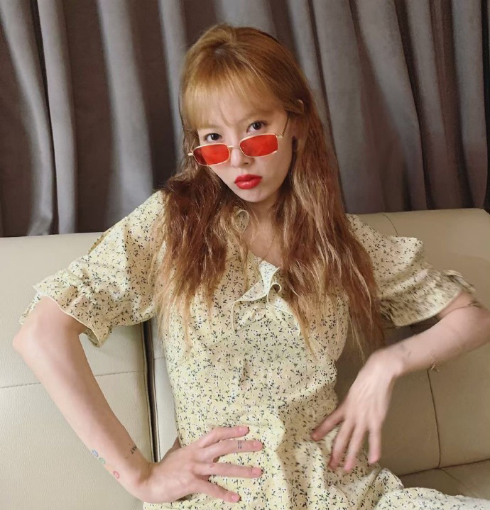 金泫雅墨镜红唇性感私服照图片