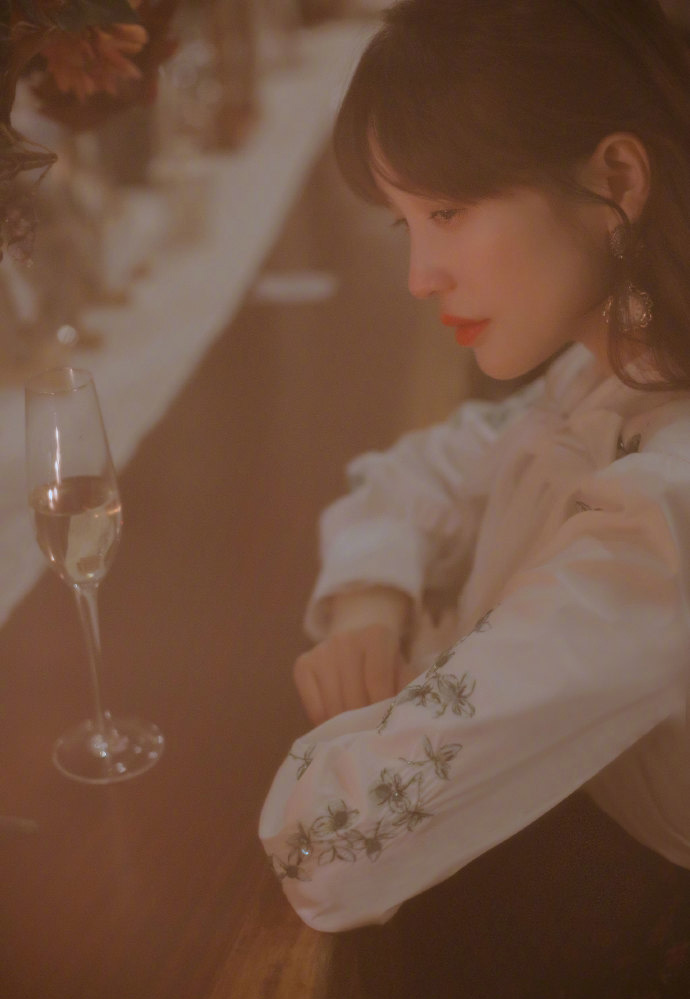 金莎流泪妆楚楚动人性感图片
