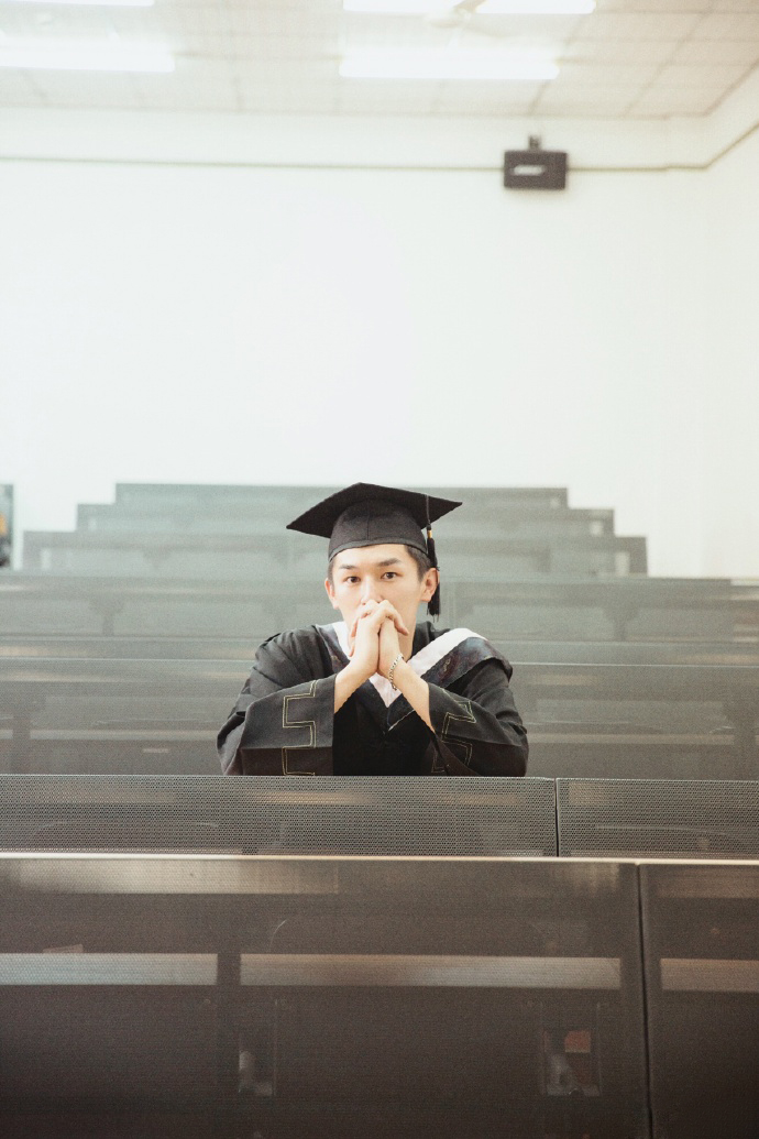 杨旭文学士服毕业照图片