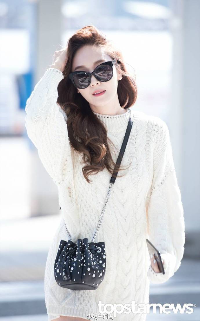 郑秀妍机场街拍图片  白色毛衣下美腿性感迷人