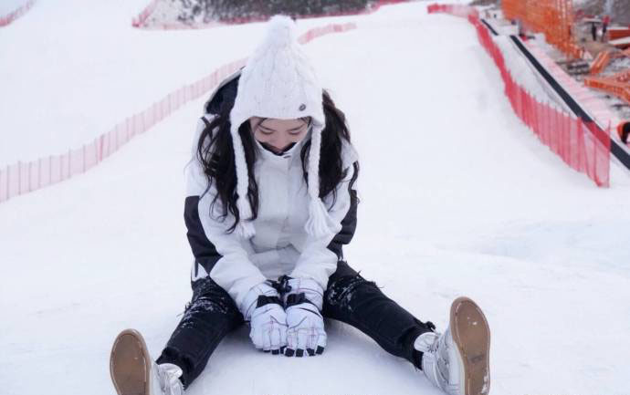罗米冬日雪地滑雪可爱写真图片
