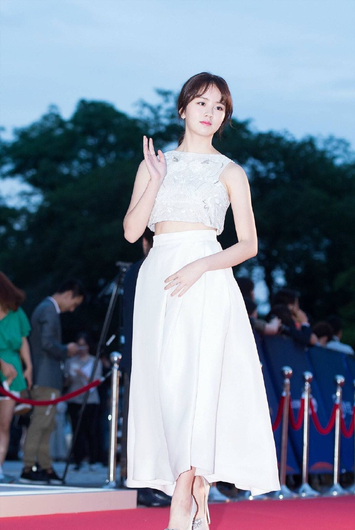 韩国美女金所炫白色礼服唯美红毯图片