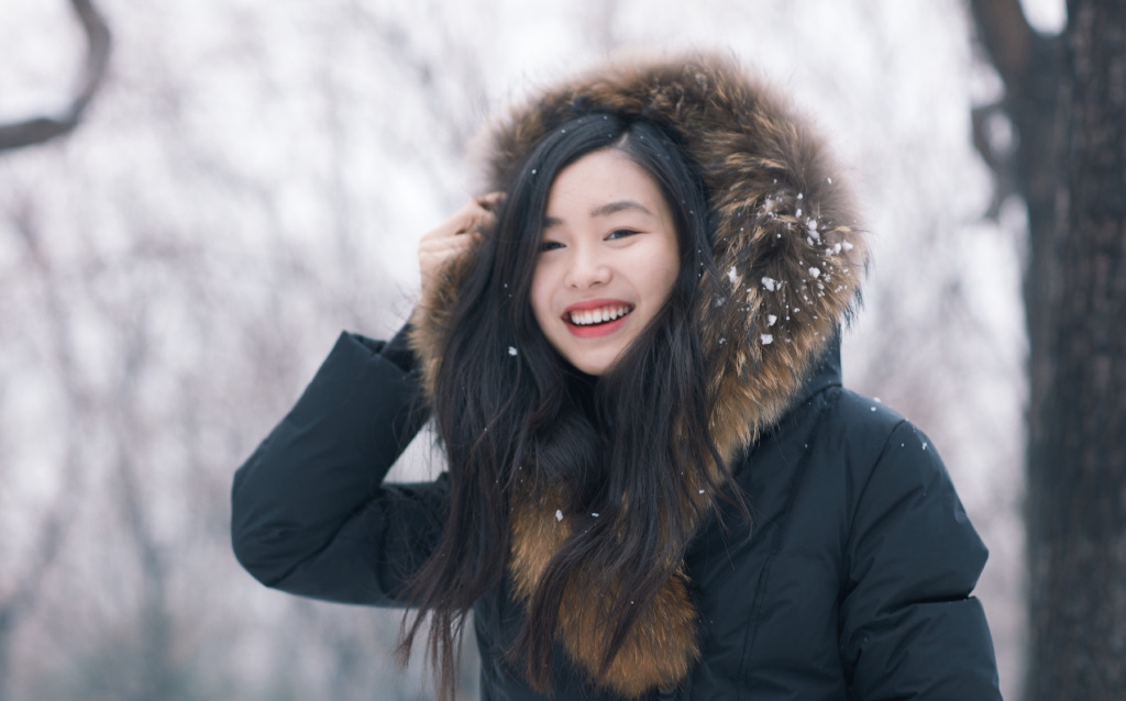 陈瑜时尚靓丽雪景写真图片