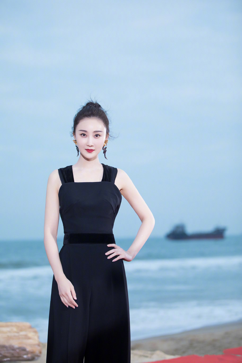 林鹏性感典雅活动写真图片