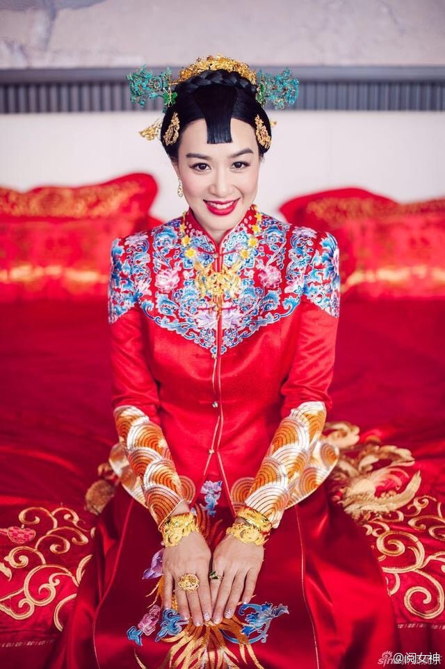 钟丽缇张伦硕婚礼甜蜜中式婚纱照图片