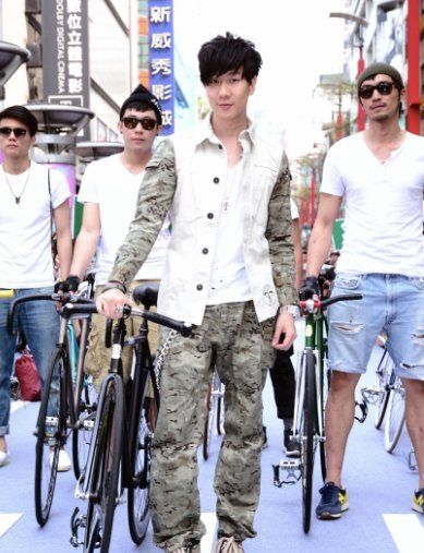 林俊杰台北携型男团骑单车开场图片