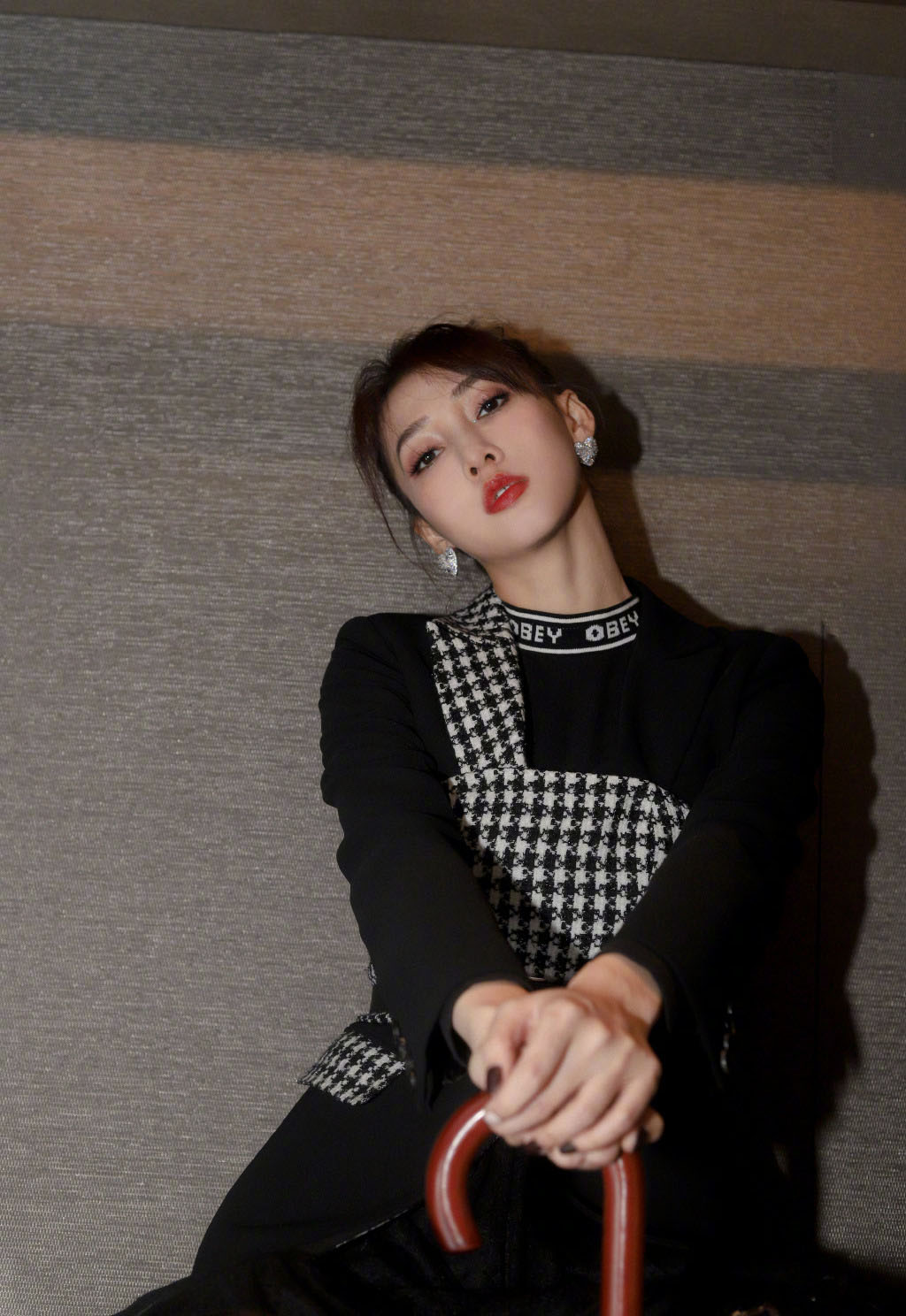 弦子热辣红唇性感写真图片