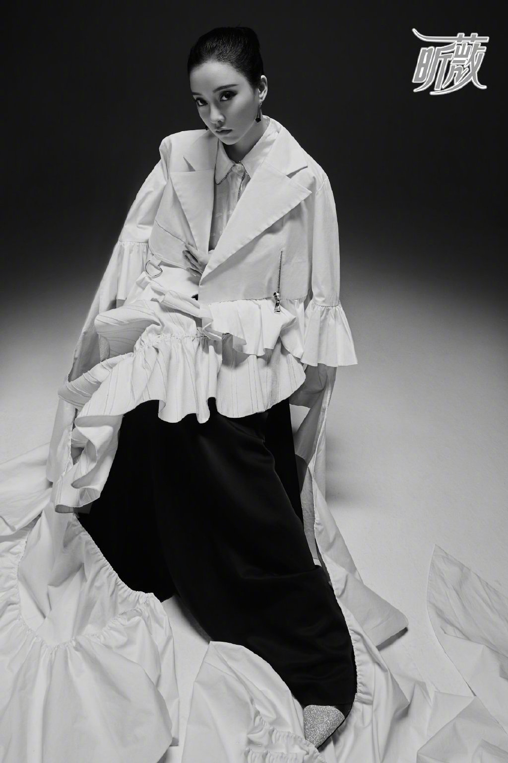 冯提莫精致黑白时尚写真图片