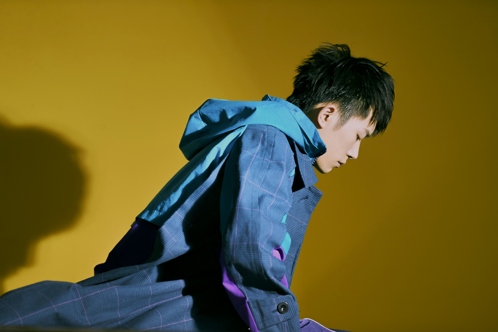 TFBOYS易烊千玺复古帅气写真图片