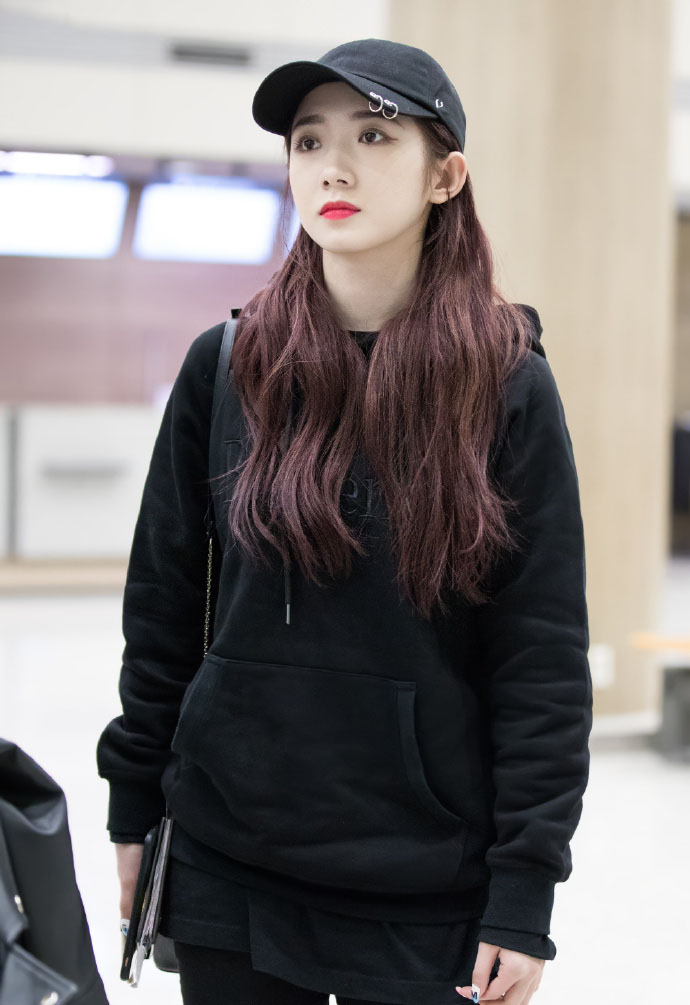 孟美岐甜美机场饭拍图片