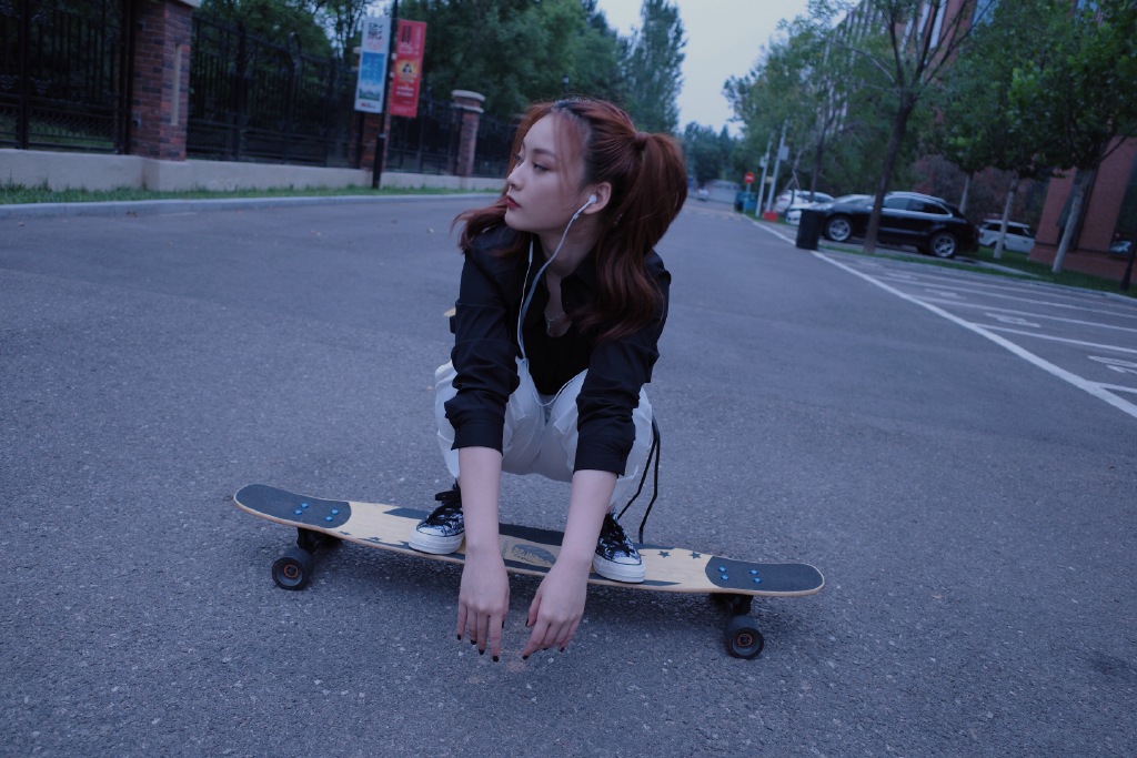 尚语贤双马尾公路活力写真图片