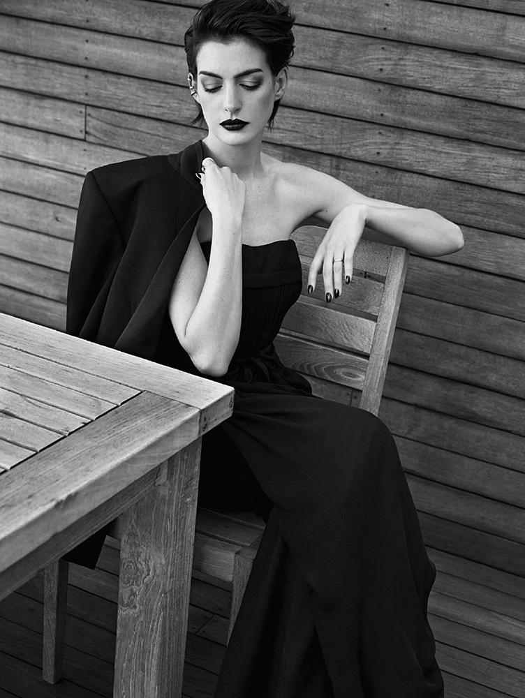 安妮·海瑟薇黑白时尚大片性感图片