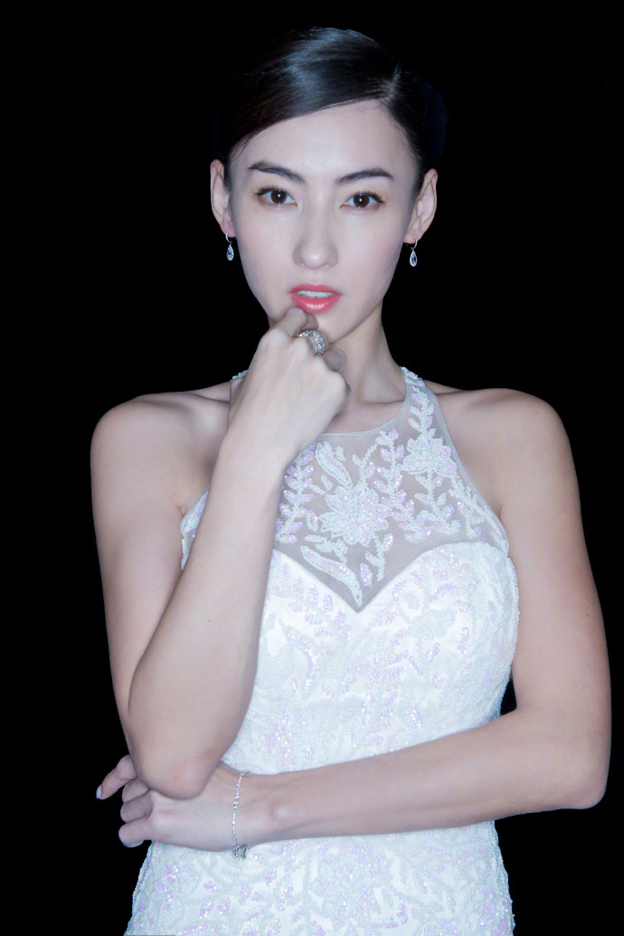 张柏芝白色鱼尾长裙优雅性感写真图片