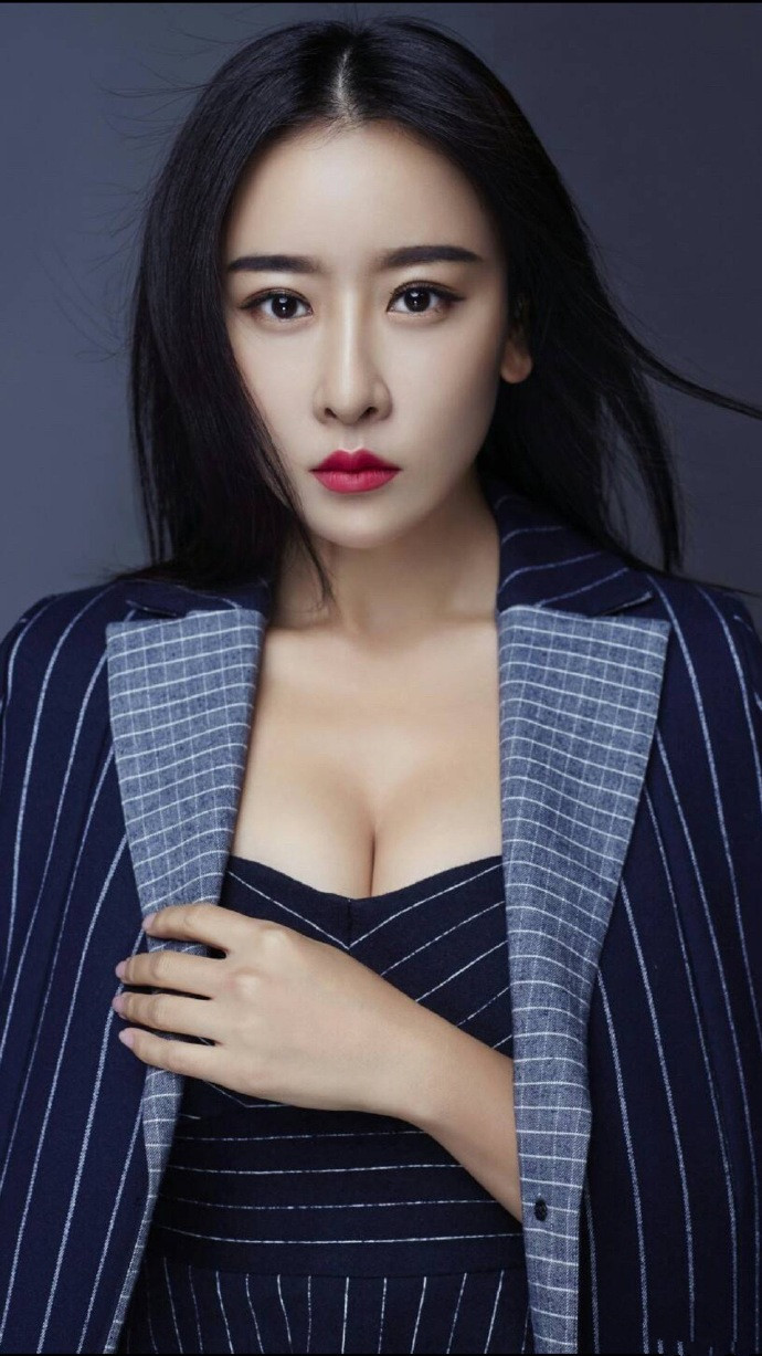 美女明星毛俊杰性感霸气写真图片