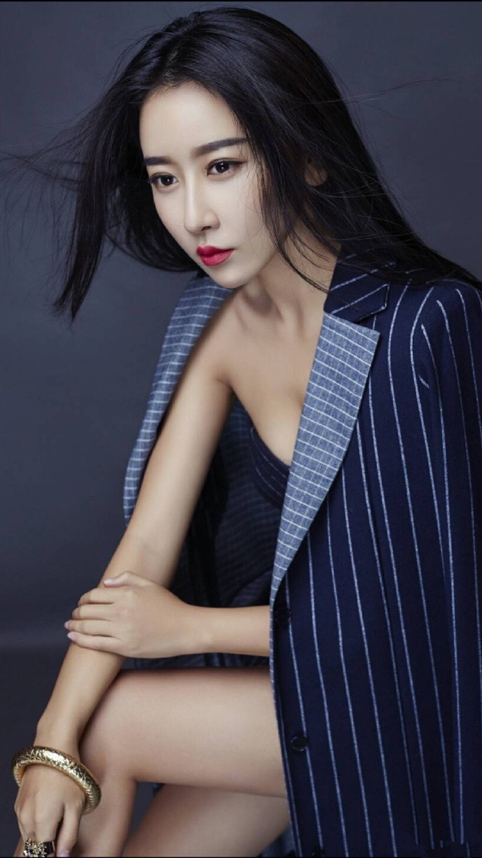 美女明星毛俊杰性感霸气写真图片