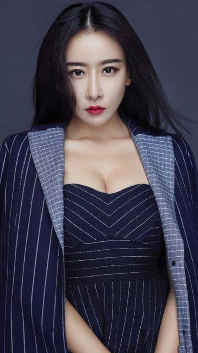 美女明星毛俊杰性感霸气写真图片