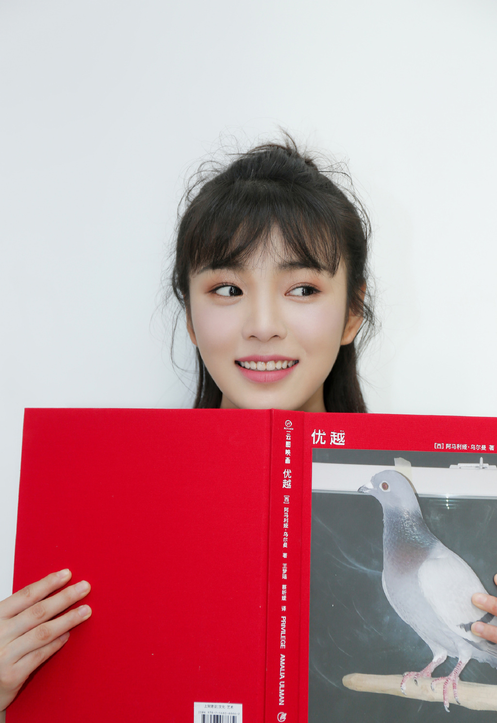 孙雅丽白色连衣裙甜美活动照图片