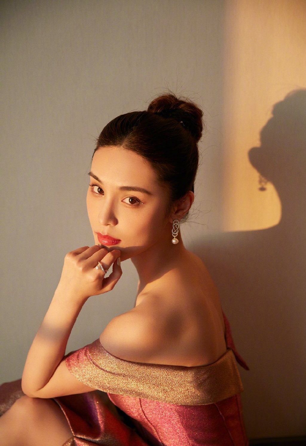 韩丹桐霞光渐变裙气质写真图片