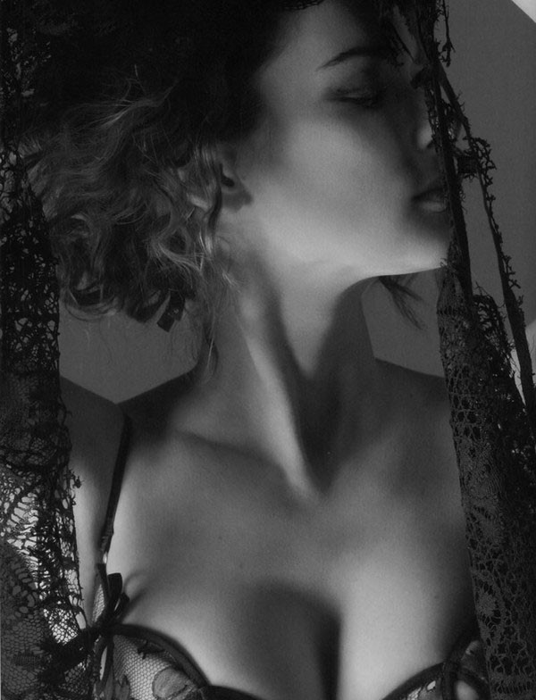薇诺娜·瑞德波浪卷发性感迷人写真