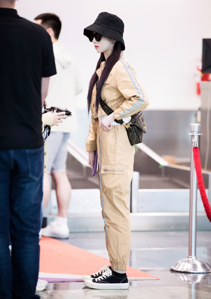 孟美岐墨镜渔夫帽酷美机场图片