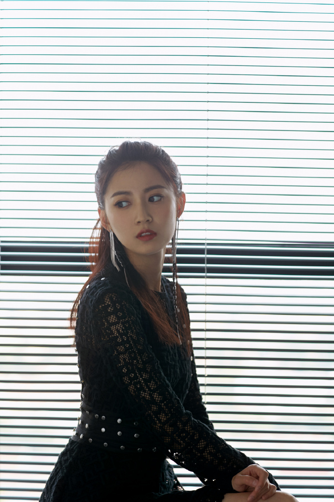陈钰琪酷感甜美活动写真图片