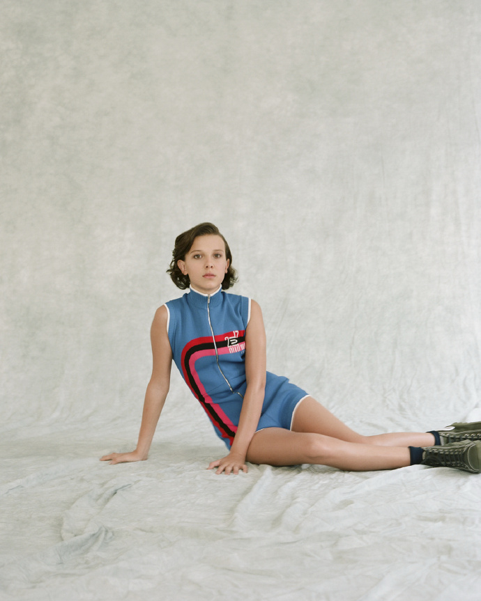 “小11”米莉·博比·布朗高贵气质时尚写真图片