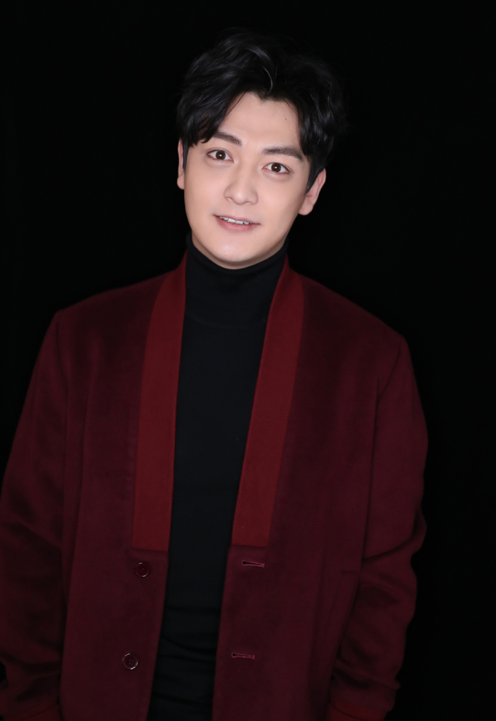 张晓谦红色开衫帅气图片写真