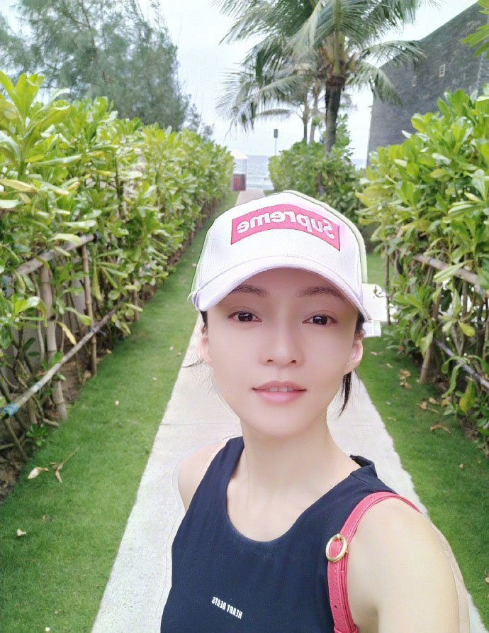 张韶涵素颜夏日清凉自拍照图片