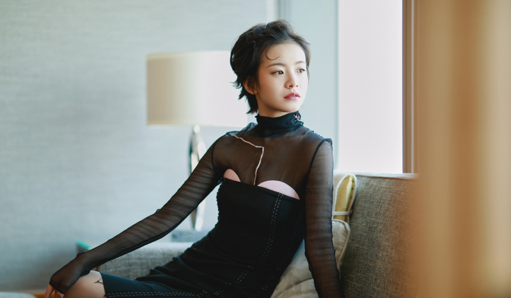 李庚希黑色短裙优雅写真图片