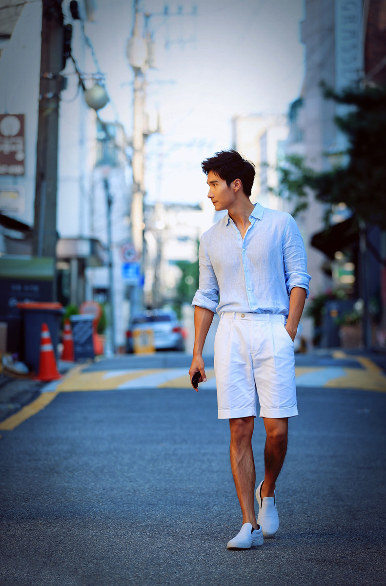 演员李泰蓝白色调时尚街拍图片