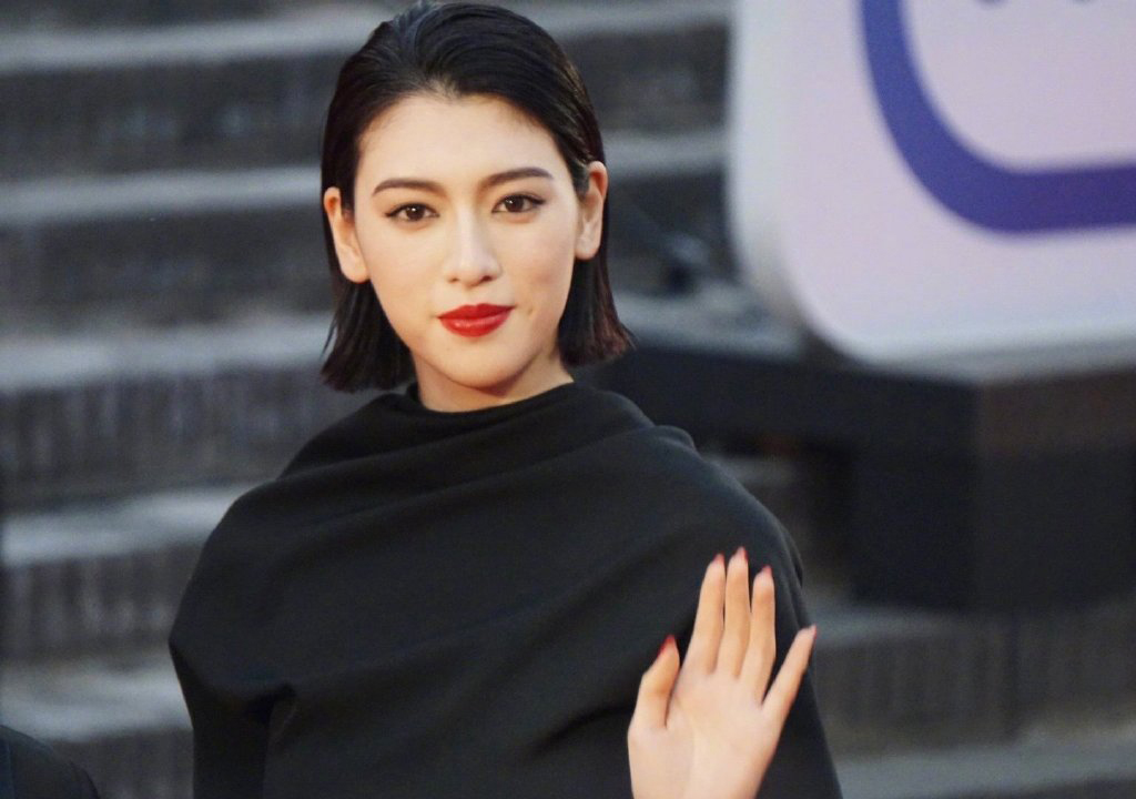 三吉彩花红唇黑裙性感图片