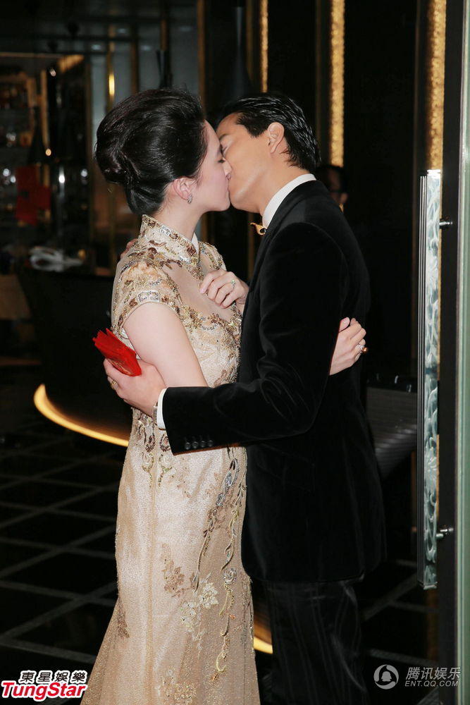 陈晓东与妻子面见媒体 大方接吻场面感人