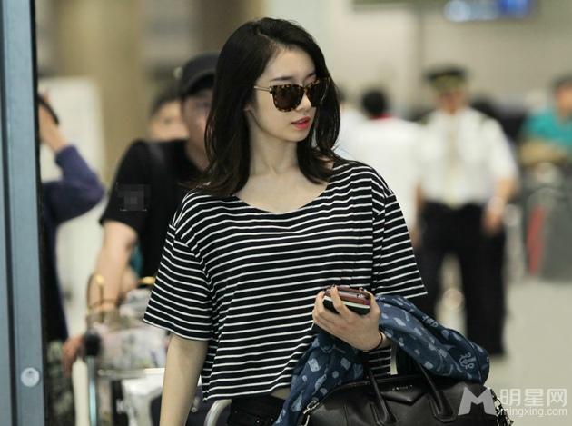 Tara成员朴智妍唯美时尚机场街拍显秀气