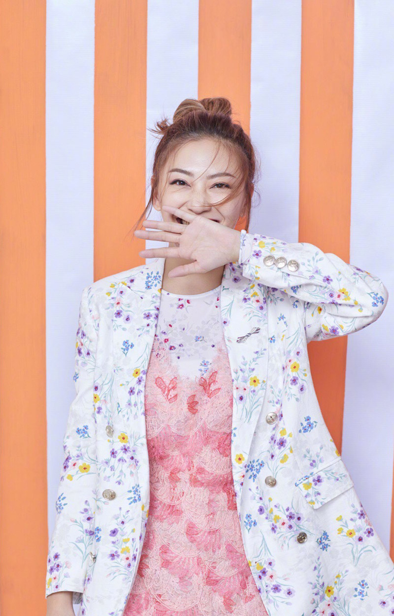 应采儿性感妩媚时尚写真图片