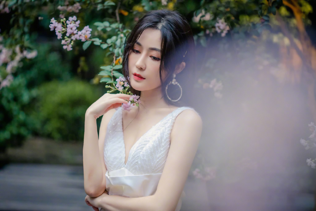 汤晶媚美艳性感写真图片