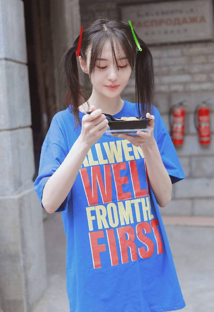 郑爽俏皮双马尾私服照图片