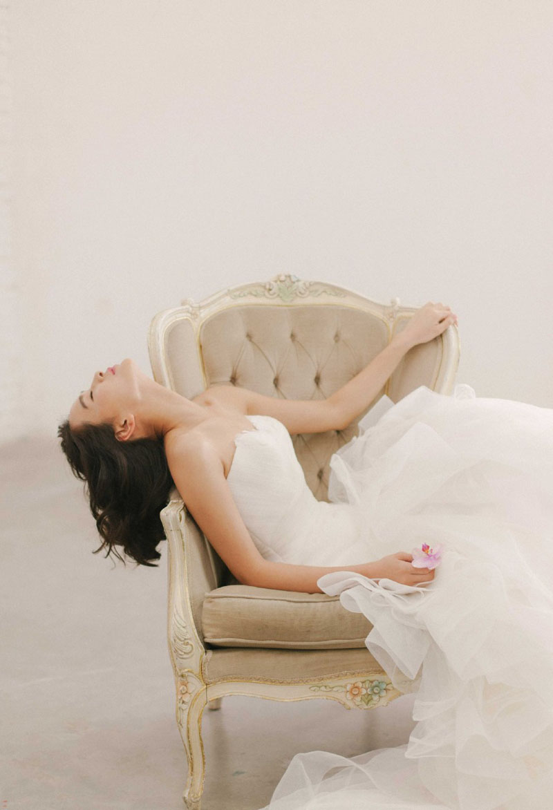海铃气质白色抹胸婚纱写真图片