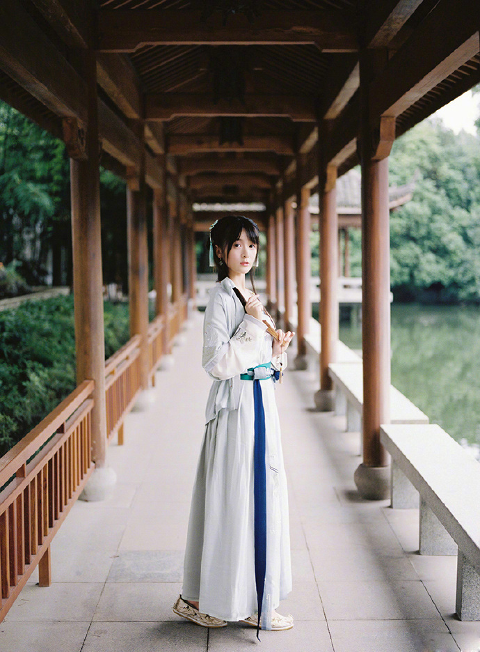 徐娇唯美汉服古装甜美写真图片