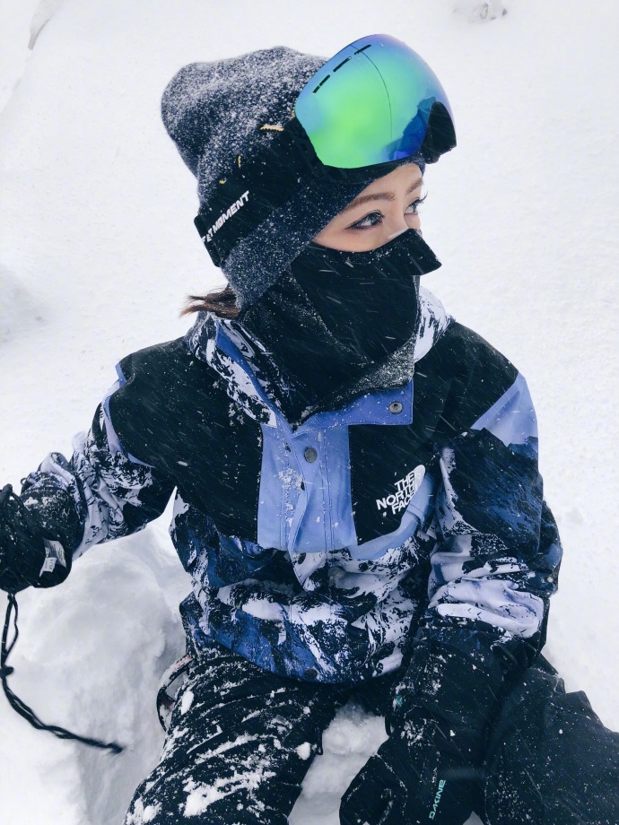 邓紫棋雪地滑雪写真图片