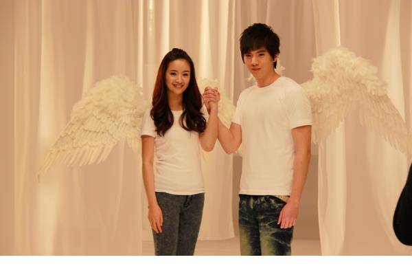 林依晨与帅哥天使造型拍摄宣传照