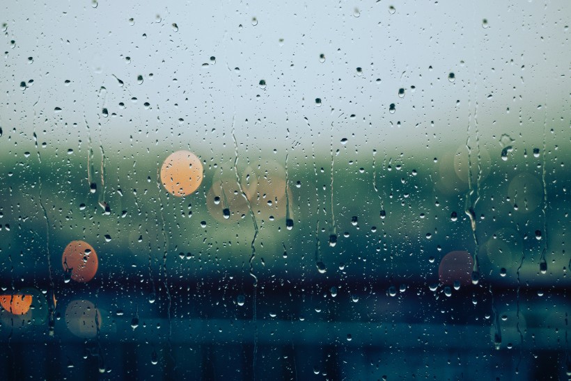 窗外的雨滴图片(11张)