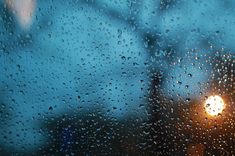 窗子上的雨滴图片(10张)