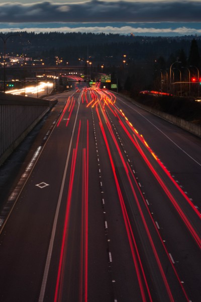 公路上延时拍摄出现的汽车灯光图片(13张)