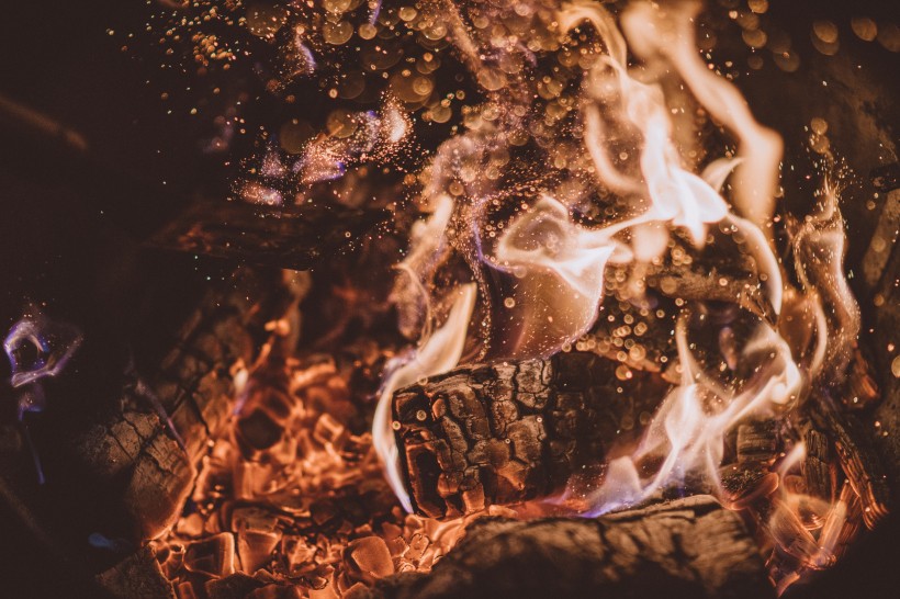 用木材烧的火堆图片(13张)