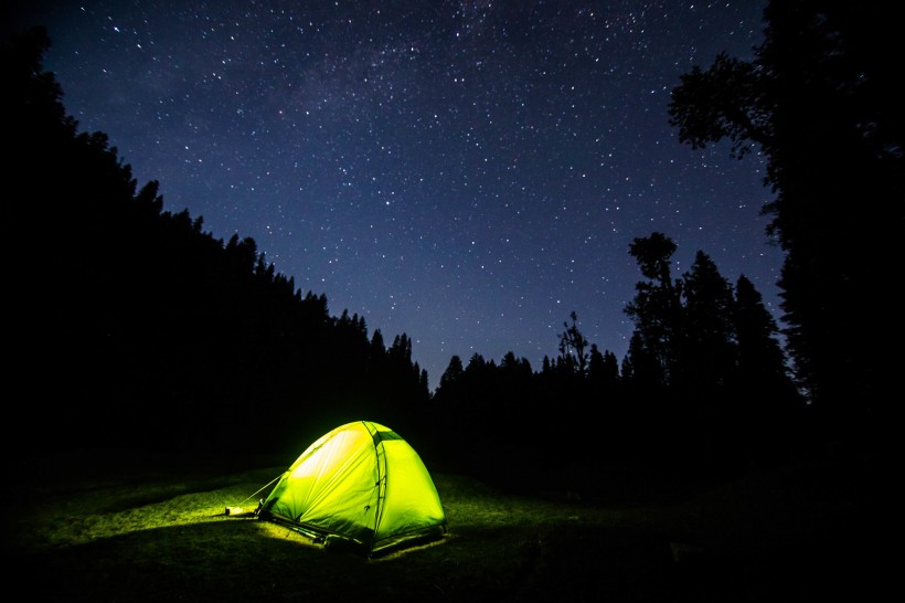 夜晚野外的帐篷图片(13张)