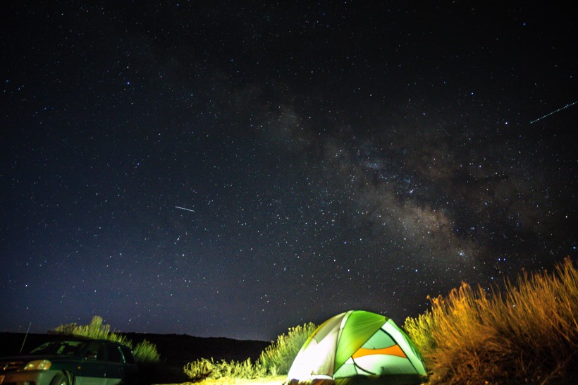 夜晚野外的帐篷图片(13张)