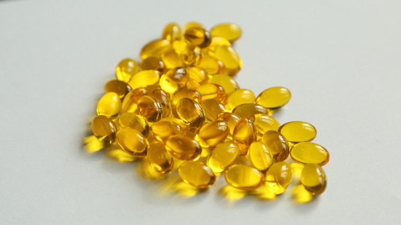 黄色营养的鱼肝油图片(10张)