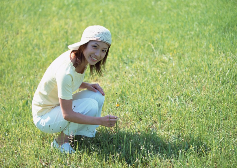 草地放松休闲女性图片(28张)