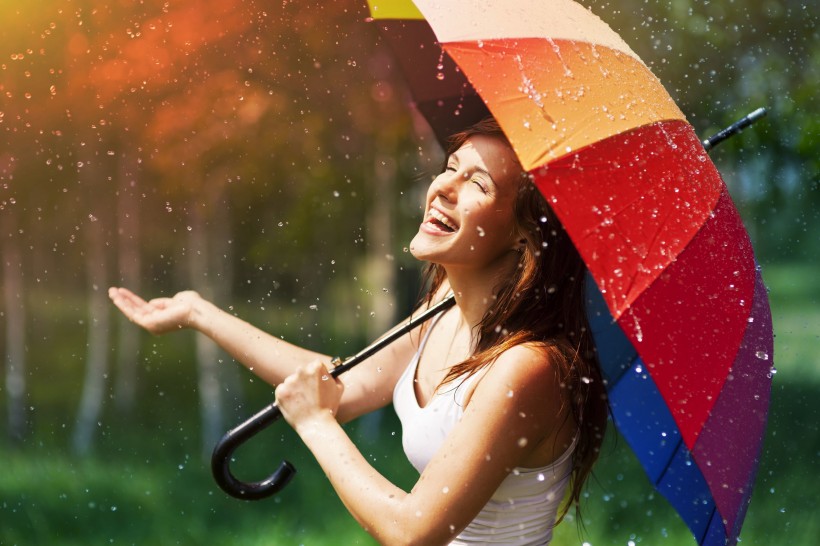 雨中撑伞的美女图片(12张)